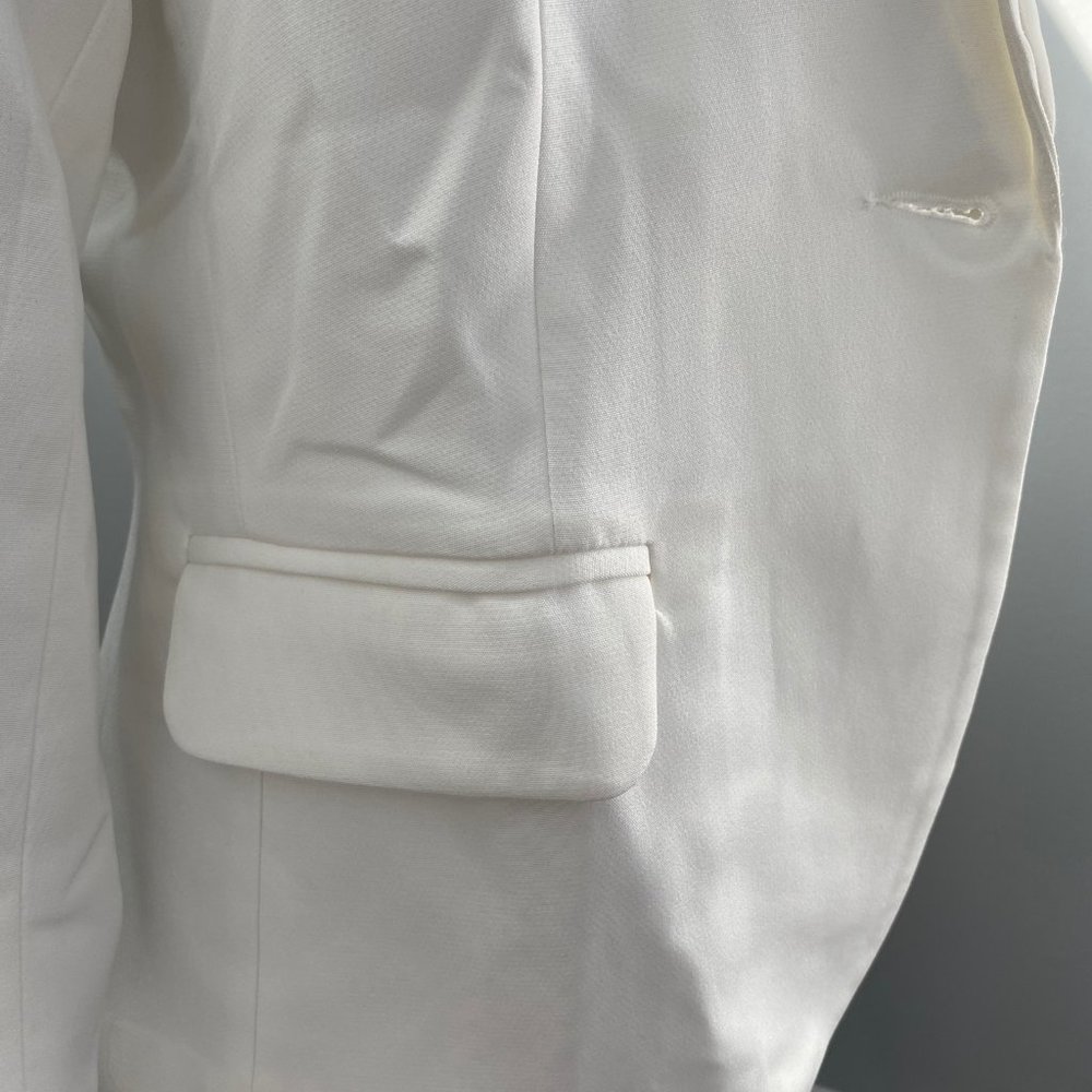 A Beautiful Like New White Blazer size Small - Picture 4 of 4